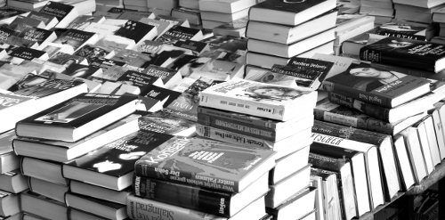 Am Anfang war das Manusskript: Bücherverkauf auf dem Flohmarkt (Foto: Gerd Altmann / PIXELIO.de)